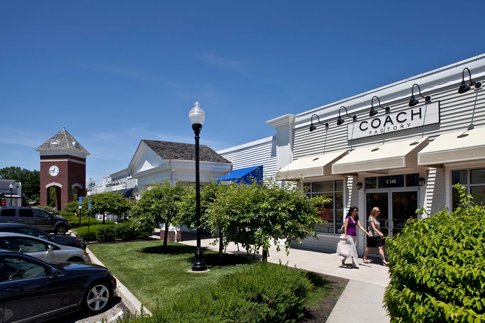 About Lee Premium Outlets® - A Shopping Center in Lee, MA - A Simon Property