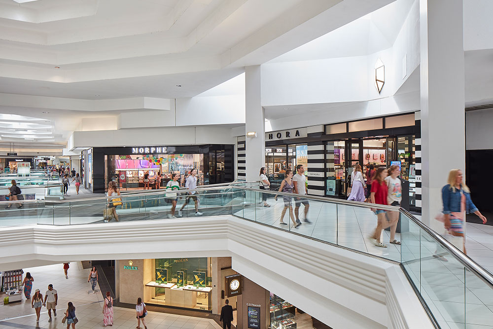 Woodfield Mall - Schaumburg, Illinois  Woodfield mall, Mall decor,  Arlington heights illinois