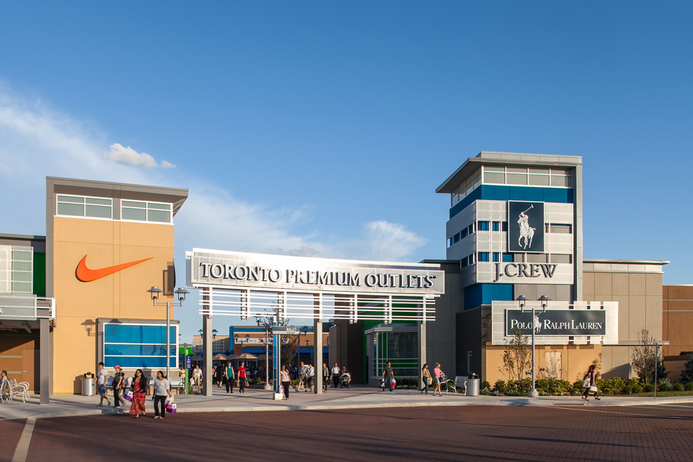 Shopping itineraries in Toronto Premium Outlets in January