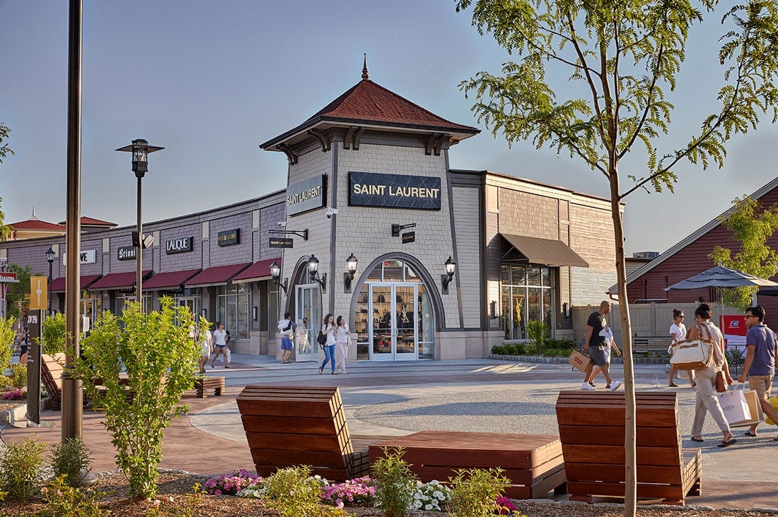 Outdoor Dining at Woodbury Common Premium Outlets